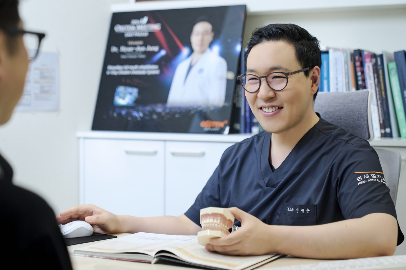 A patient consultation at Yonsei Heal Dental (연세힐치과), a KoreMed partner dental clinic in Seoul