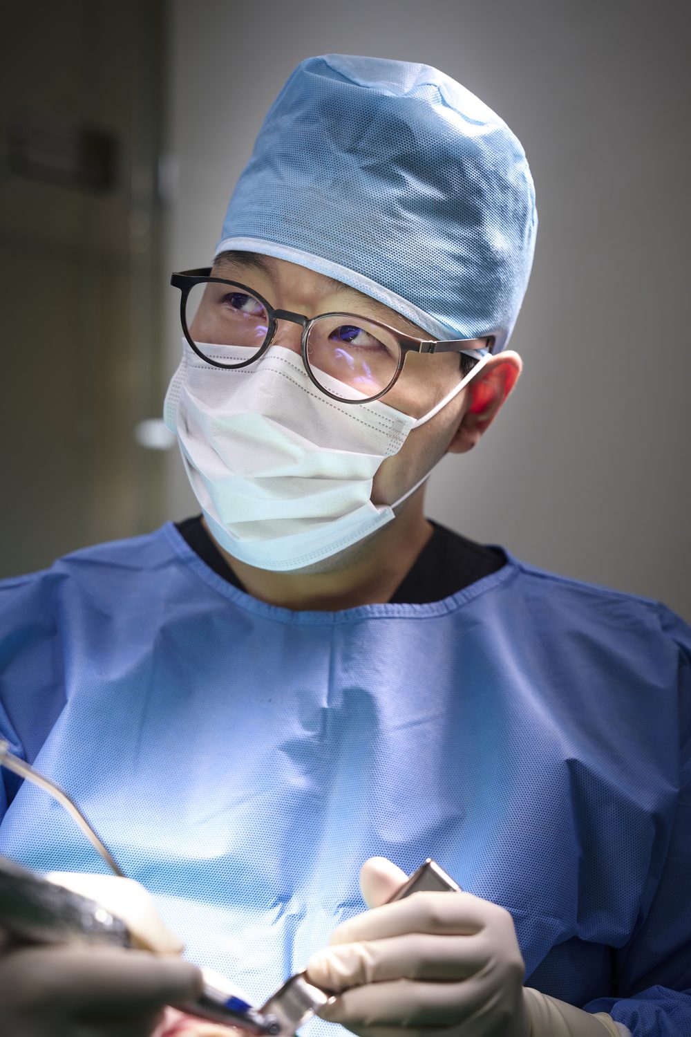 A board-certified dentist at Yonsei Heal Dental during a procedure