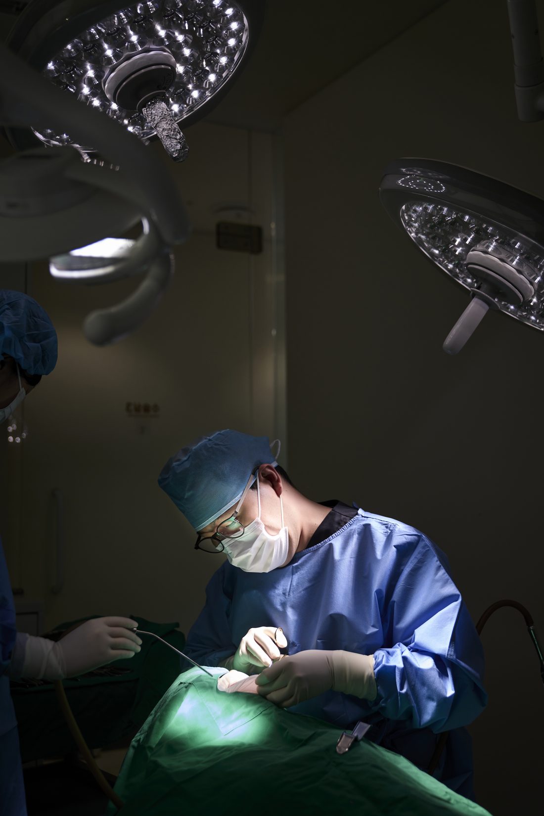 Oral surgery under operating lights at Yonsei Heal Dental, a KoreMed partner clinic in Seoul