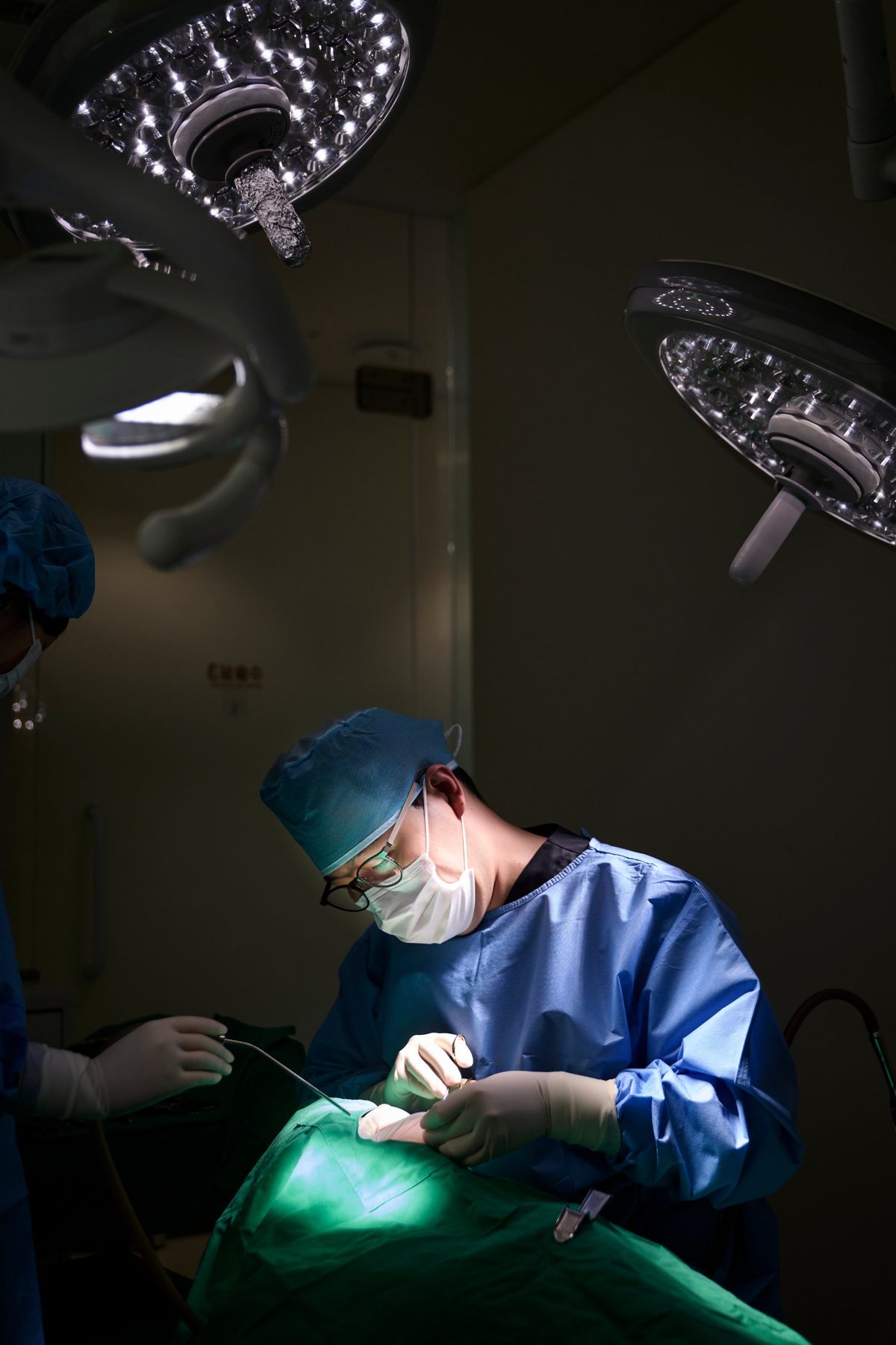 Dr. HyunJun Jeong in the operating room at Heal Dental Hospital