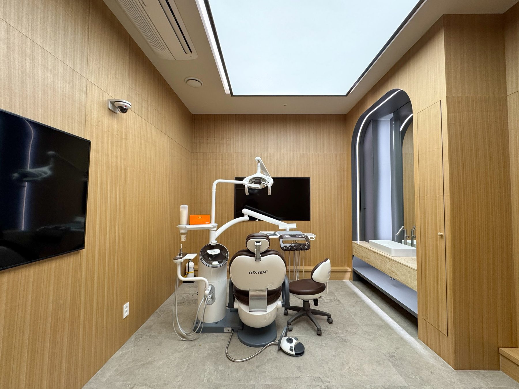 Private dental treatment room at Heal Dental Hospital in Seoul